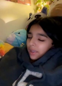 Se mete deditos hasta el fondo de su conchita 5
