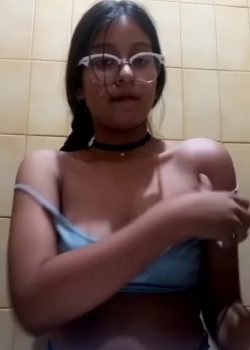 Pendejita de lentes mostrando sus partes íntimas por amor 4
