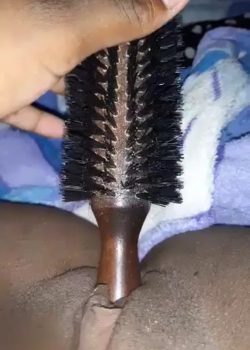 Negrita caliente se viene rico encima del cepillo 7
