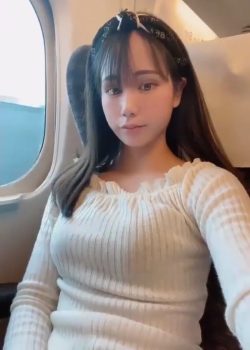 Tierna Jovencita Va En El Tren Y Se Masturba Para Ganar Seguidores 4