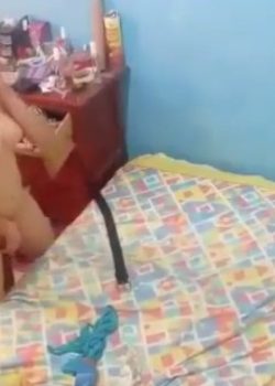 Su papá coloca cámara escondida y descubre a su hija culeando 5