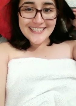 Morrita Nerd Le Encanta Tocarse Antes De Dormir 7
