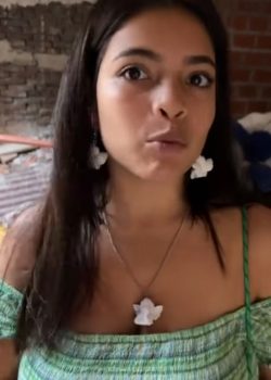 Linda Jovencita Chichona Le Paga Al Albañil Con Cuerpo 4