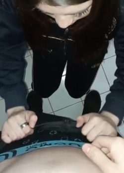 Estudiante Blanquita Tragando Vitamina En Los Baños + Vídeo 8