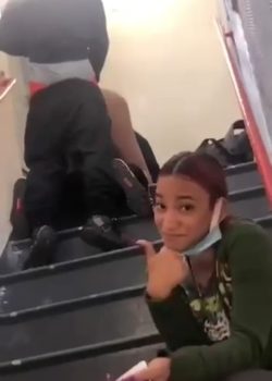 Se la culean En las escaleras del colegio 12