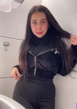 Se mete a los baños a darse full dedos 1