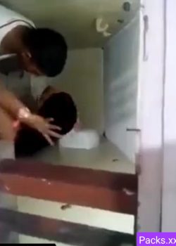 Pillados en los baños de la uni 1
