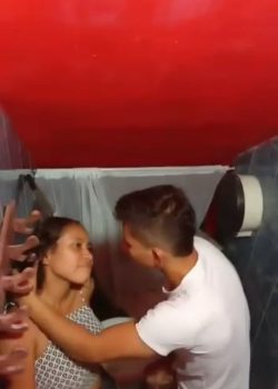 Morra pendeja culeando En El baño 8