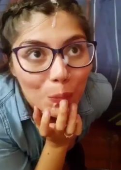 Pendejita le encanta la leche 7