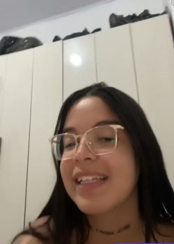 Minita De Lentes Se Desnuda Con Una Amiga 3